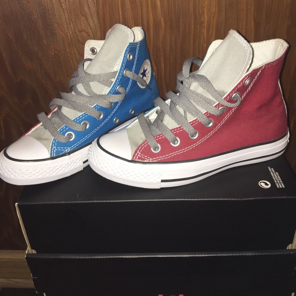 Custom made converses 🔵🔴